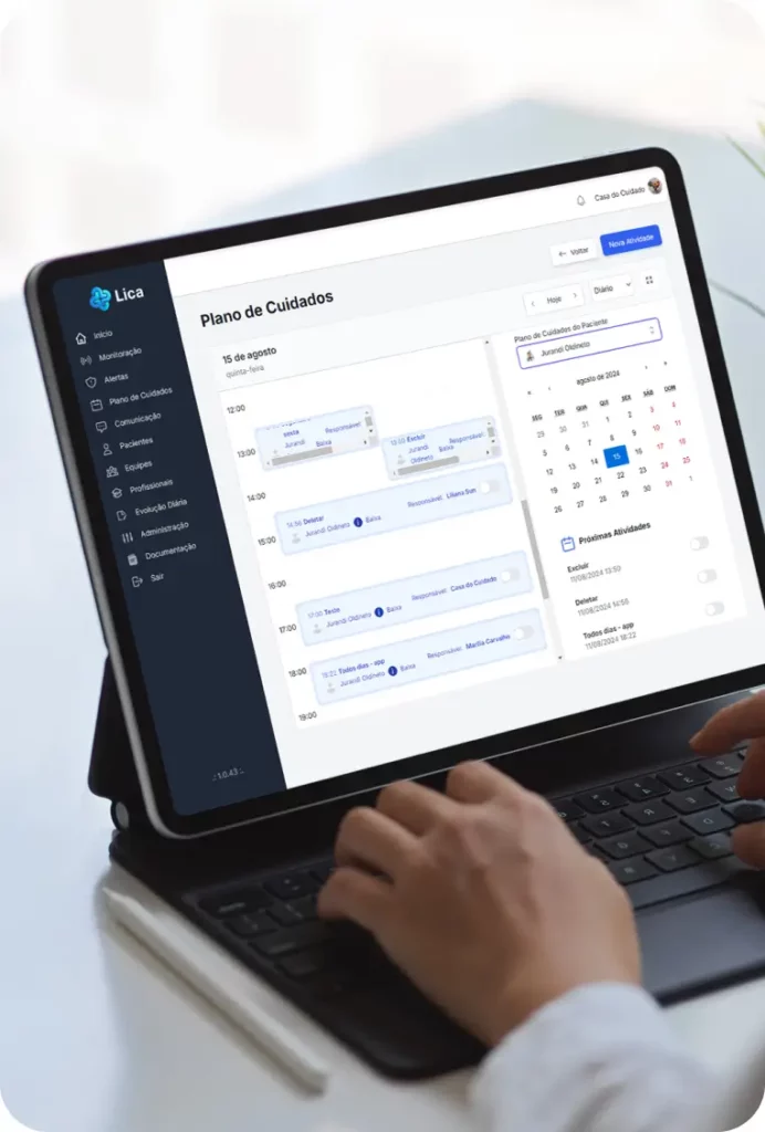 Pessoa navegando no aplicativo web do Lica através de um notebook