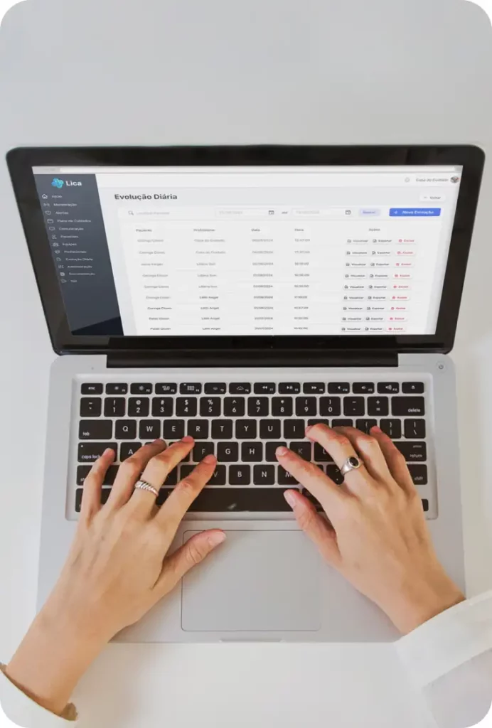 Pessoa acompanhando relatório de evolução no aplicativo web do Lica através de um notebook